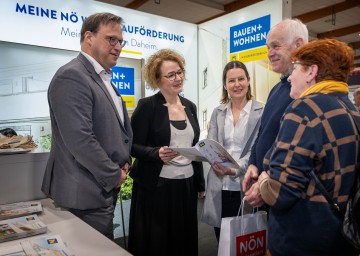 (v.l.n.r.): Abteilungsleiter Peter Neurauter, Abteilung Wohnungsförderung, Senioren-Landesrätin Christiane Teschl-Hofmeister und Sandra Stöcklhuber von der Abteilung Wohnungsförderung im Gespräch mit Senioren bei der Best Ager Expo 2025.