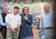 Bürgermeister Martin Leonhardsberger, Obmann Tobias Perger, Landeshauptfrau Johanna Mikl-Leitner und Martin Lammerhuber (Geschäftsführer Kultur.Region.Niederösterreich) im Gespräch (v.l.n.r.).