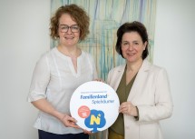 Beratungsprogramm „Schulhöfe und Spielplätze in Bewegung“: Familien-Landesrätin Christiane Teschl-Hofmeister und Barbara Trettler, Geschäftsführerin der Familienland Niederösterreich GmbH.