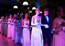 Der Landhausball wird auch 2026 vom Jungdamen- und Jungherrenkomitee der Tanzschule Schwebach eröffnet.