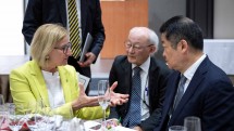 Landeshauptfrau Johanna Mikl-Leitner im Gespräch mit dem Gouverneur vom Yamanashi, Kotaro Nagasaki.