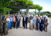 Landeshauptfrau Johanna Mikl-Leitner (Mitte), Michael Duscher, Geschäftsführer der Niederösterreich Werbung (8.v.r.), Hannes Steinacker, Geschäftsführer der Weinviertel Tourismus GmbH (10.v.r.) und Klubobmann Kurt Hackl, ehemaliger Vorsitzender des Aufsichtsrates der Weinviertel Tourismus GmbH (11.v.r.), im Austausch mit Wirtinnen und Wirten, Winzerinnen und Winzern und weiteren Stakeholdern beim Tourismusdialog Weinviertel in Leobendorf.