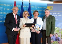 (v.l.n.r.) Landesamtsdirektor Werner Trock, Landeshauptfrau Johanna Mikl-Leitner und die Bürgermeister aus Bischofstetten und Raxendorf, Gerlinde Muhr und Johannes Höfinger.