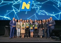 Landesamtsdirektor Werner Trock (re. außen) und Vorstandsvorsitzender der Wirtschaftsagentur ecoplus und „Hausherr“ im Haus der Digitalisierung Jochen Danninger mit allen Nominierten, Gewinnerinnen und Gewinnern bei der Prämierung des digit-contest 2.0 im Rahmen des „Forum Digitalisierung 2023“.