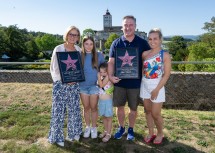 Landeshauptfrau Johanna Mikl-Leitner (l.) mit Magdalena Trenz, Stefanie Trenz und Manfred Trenz, die ihre persönlichen Unterschriftenbilder präsentierten, sowie der 111.111. Besucherin Nicole Trenz (r.).