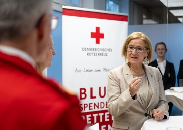 Landeshauptfrau Johanna Mikl-Leitner bei der Eröffnung des ersten Blutspende-Stützpunktes Niederösterreichs in Zwettl.