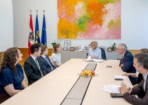 Landeshauptfrau Johanna Mikl-Leitner und LH-Stellvertreter Stephan Pernkopf im Gespräch mit (v.l.) Susanne Schmalwieser, Florian Chen, Benedikt Schabauer und Chiara Bammer.