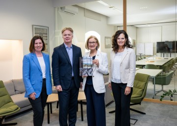 v.l.n.r. Maria-Luise Fröch (Convention Bureau Niederösterreich), Michael Duscher (Geschäftsführer der Niederösterreich Werbung), Landeshauptfrau Johanna Mikl-Leitner, Edith Mader (Leiterin des Convention Bureau Niederösterreich)