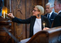 Vor dem Beginn des Europa-Forums entzündete Landeshauptfrau Johanna Mikl-Leitner eine Kerze zum Gedenken an die Opfer des Amoklaufs in Graz, im Hintergrund der Präsident des Europa-Forums Michael Linhart und der Abt des Stiftes Göttweig Patrick Schöder.