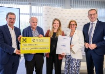 Gewinnerin Anna Mayr, im Bild mit EVN-Vorstandsdirektor Stefan Szyszkowitz, Jury-Vorsitzender Georg Wailand, Landeshauptfrau Johanna Mikl-Leitner und dem Obmann des Vereines, Chefredakteur Daniel Lohninger.