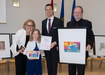 Der Siegerin in der Kategorie Volksschulen Victoria Glasner (VS Sallingberg, 2.v.l.) gratulierten Landeshauptfrau Johanna Mikl-Leitner, Bildungsdirektor Karl Fritthum sowie Fachinspektor und Juryvorsitzender Andreas Gruber. 