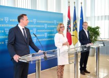 Bei der Pressekonferenz: Landesrat Jochen Danninger, Landeshauptfrau Johanna Mikl-Leitner und Geschäftsführer Hans Brantner (v. l. n. r.).