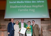 Landeshauptfrau Johanna Mikl-Leitner mit (li.) Michael Duscher (GF NÖ Werbung) und (re.) Wirtshauskultur-Obmann Hartmuth Rameder den Titel „Social Media Video des Jahres“ an Monika und Josef Hag vom Stadtwirtshaus Hopferl.
