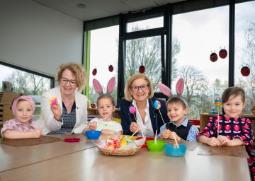 Freuen sich auf das Osterfest: Landeshauptfrau Johanna Mikl-Leitner und Landesrätin Christiane Teschl-Hofmeister mit (v.l.) Emma Winter, Isabell Grießler, Kassian Eicher und Greta Psick.