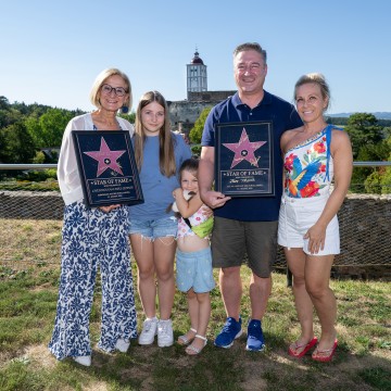 Landeshauptfrau Johanna Mikl-Leitner (l.) mit Magdalena Trenz, Stefanie Trenz und Manfred Trenz, die ihre persönlichen Unterschriftenbilder präsentierten, sowie der 111.111. Besucherin Nicole Trenz (r.).