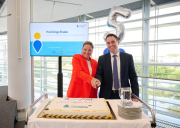 LR Susanne Rosenkranz und MAG-Geschäftsführer Robert Lagler bei der Fünfjahresfeier.