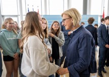 Landeshauptfrau Johanna Mikl-Leitner sprach mit Schülerinnen und Schülern des BG/BRG Neunkirchen über deren Erfahrungen zur handyfreien Zeit.