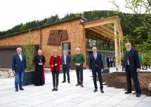 Eröffneten gemeinsam das „Haus der Wildnis“ (v.l.): Umweltdachverband-Ehrenpräsident Gerhard Heilingbrunner, Bischof Alois Schwarz, Landeshauptfrau Johanna Mikl-Leitner, Geschäftsführer Christoph Leditznig, LH-Stellvertreter Stephan Pernkopf, Bundesforste-Vorstand Rudolf Freidhager und Bürgermeister Josef Schachner.