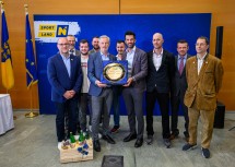 LH-Stellvertreter Udo Landbauer ehrt den SK FWT Composites Neunkirchen für ihren Europapokal im Sportkegeln.