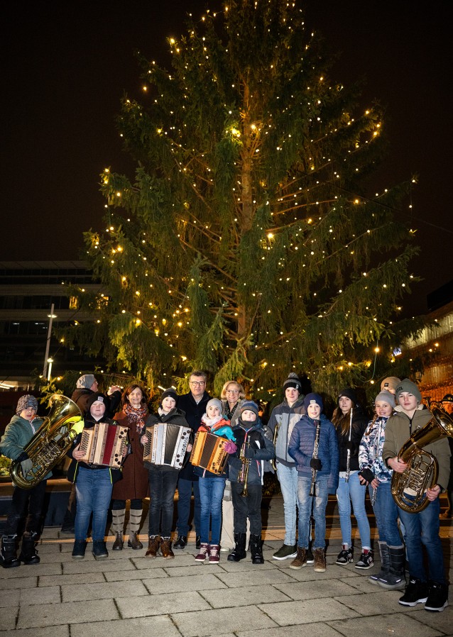 Christbaum aus Ertl im niederösterreichischen Landhaus illuminiert
