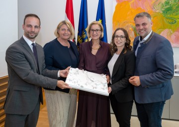 von links nach rechts: Bürgermeister Daniel Lachmayr, Vizebürgermeisterin Birgit Wallner, Landeshauptfrau  Johanna Mikl-Leitner, Amtsleiterin Isabell Grindling und Landtagsabgeordneter Lukas Michlmayr.