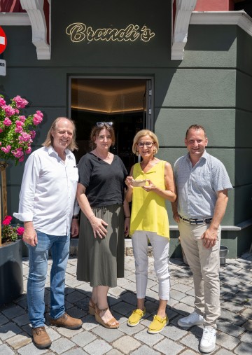 Landeshauptfrau Johanna Mikl-Leitner mit (v.l.) Walter und Angela Brandhofer sowie Bürgermeister Harald Riemer.