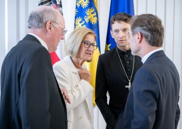 Landeshauptfrau Johanna Mikl-Leitner im Gespräch mit dem St. Pöltner Diözesanbischof Alois Schwarz, Superintendent Michael Simmer und dem Wiener Erzbischof Josef Grünwidl.