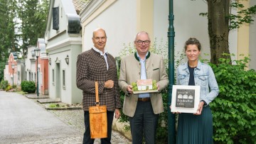 Michael Staribacher, Leiter des Kellergassenmanagements der Dorf- und Stadterneuerung, LH-Stellvertreter Stephan Pernkopf und Doris Knoll, Architektin und Kellergassenexpertin.