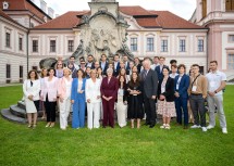 Die Ehrengäste des Europa-Forums Wachau mit jugendlichen Teilnehmerinnen und Teilnehmern aus ganz Europa.