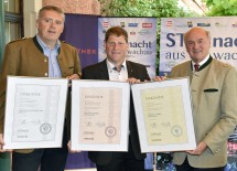 Prämierung der \"Starnacht\"-Weine: Landeshauptmann Dr. Erwin Pröll (rechts) gratulierte Heinz Sigl aus Rossatz zu Silber und Andreas Eder aus Hundsheim (Mautern) zu Gold und Bronze. (v.l.n.r.)