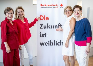 First Volunteer Doris Schmidauer, Gattin des Bundespräsidenten (links), und Landeshauptfrau Johanna Mikl-Leitner (2.v.r.) mit den Initiatorinnen der „Rotkreuzlerin“ Andrea Winter, stellvertretende Landesgeschäftsführerin (2.v.l.), und Christine Marek, Staatssekretärin a.D. und ehrenamtliche Ombudsfrau des Roten Kreuzes Niederösterreich (rechts).