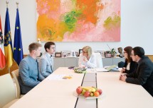 Landeshauptfrau Johanna Mikl-Leitner im Gespräch mit Vertreterin und Vertretern aus Weistrach.