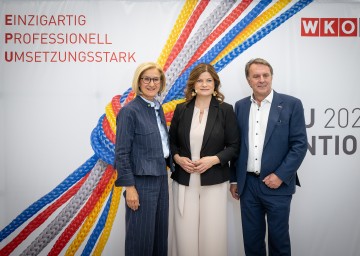 EPU-Sprecherin Michaela Habinger (Mitte) begrüßte Landeshauptfrau Johanna Mikl-Leitner (links) und WKNÖ-Präsident Wolfgang Ecker (rechts) als Ehrengäste bei der EPU-Convention 2026.