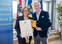 Landeshauptfrau Johanna Mikl-Leitner überreichte Rainer Pariasek das „Große Goldene Ehrenzeichen für Verdienste um das Bundesland Niederösterreich“.