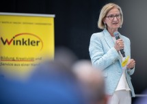 Die Firma Winkler Schulbedarf stehe seit 45 Jahren für „Fleiß und Verlässlichkeit, Glaube an den Wirtschaftsstandort NÖ und der Wille zur Weiterentwicklung“, sagte Landeshauptfrau Johanna Mikl-Leitner bei der Eröffnung.