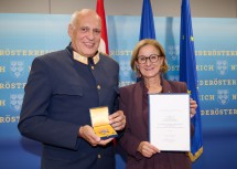 Brigadier Willy Konrath, BA MSc, Ehrenoberbrandinspektor, Leiter der Landesverkehrsabteilung bei der Landespolizeidirektion Niederösterreich, erhielt aus den Händen von Landeshauptfrau Johanna Mikl-Leitner das „Große Goldene Ehrenzeichen für Verdienste um das Bundesland Niederösterreich“. 