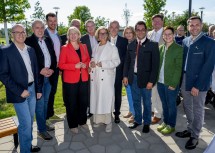 Im Bild: Landeshauptfrau Johanna Mikl-Leitner, Landtagsabgeordnete Karin Scheele (4. von links) und Bürgermeister Andreas Ramharter (8. von links) mit weiteren Ehren- und Festästen. 