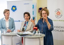 Informierten zur Ferienbetreuung in Niederösterreich: Bürgermeisterin Barbara Kainz, Barbara Trettler, Geschäftsführerin der Familienland Niederösterreich GmbH, und Landesrätin Christiane Teschl-Hofmeister am Podium (v.l.n.r.)