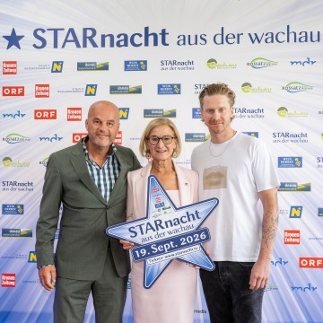Landeshauptfrau Johanna Mikl-Leitner mit (li.) Veranstalter Martin Ramusch von IP Media und (re.) Starnacht-Künstler Lucas Fendrich.