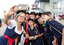 Landeshauptfrau Johanna Mikl-Leitner beim Selfie mit Jugendlichen.