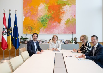 Bundesminister Christoph Wiederkehr, Landeshauptfrau Johanna Mikl-Leitner, Landesrätin Christiane Teschl-Hofmeister und Bildungsdirektor Karl Fritthum (v.l.n.r.)