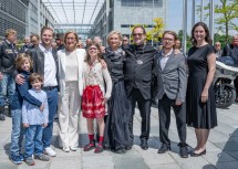(v.l.n.r.) Landeshauptfrau Johanna Mikl-Leitner mit (l.) Johannes Fischer und seinen Söhnen Niko und Erik sowie (v.r.n.l.) Johannes´ Ehefrau Kathi, Jonas, Ferdinand O. Fischer, Lebensgefährtin Eva-Maria Gruber und Tochter Hanna.