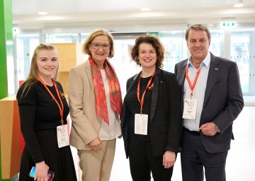 Geschäftsführerin Junge Wirtschaft NÖ Christina Hiesberger, Landeshauptfrau Johanna Mikl-Leitner, JW-Landesvorsitzende Katharina Alzinger und Wirtschaftskammer Niederösterreich Präsident Wolfgang Ecker beim Jungunternehmertag im WIFI St. Pölten (v.l.n.r.)