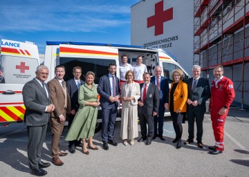 An der Bezirksstelle des Roten Kreuzes in St. Pölten, von links nach rechts: Landesrat Martin Antauer, Klubobmann Kurt Hackl, Klubobmann Reinhard Teufel, Landesrätin Susanne Rosenkranz, LH-Stellvertreter Udo Landbauer, Landeshauptfrau Johanna Mikl-Leitner, RK-Präsident Hans Ebner, LH-Stellvertreter Stephan Pernkopf, Landesrätin Christiane Teschl-Hofmeister und Landesrat Anton Kasser.