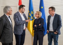 v.l.n.r.: FH-Prof. Dipl.-Ing. Hannes Raffaseder (Geschäftsführer USTP), Mag. Jiri Nantl, LL.M. (Co-Projektleiter Europacampus Hainburg), LH, FH-Prof. Dipl.-Ing. Johann Haag (Geschäftsführer USTP)