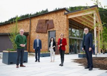 LH-Stellvertreter Stephan Pernkopf, Geschäftsführer Christoph Leditznig, Leiterin Ramona Schmidt (Haus der Wildnis von den Österreichischen Bundesforsten), Landeshauptfrau Johanna Mikl-Leitner und Bürgermeister Josef Schachner