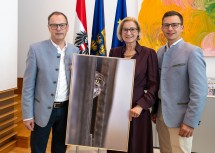 Naturfotograf Josef Stefan, Landeshauptfrau Johanna Mikl-Leitner und Bürgermeister Stefan Schröter freuen sich über die hohe Auszeichnung für den Niederösterreicher.