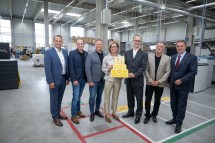 Arbeiterkammer-NÖ-Vizepräsident Thomas Schäffer, Geschäftsführer Gerhard Patek, Geschäftsführer Markus Graf, Landeshauptfrau Johanna Mikl-Leitner, CIMPRESS-CEO Robert Keane, Geschäftsführer Andreas Mössner und Wirtschaftskammer-NÖ-Präsident Wolfgang Ecker (v.l.n.r.) beim Werksrundgang.