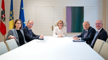 Gespräche im Rahmen der Zukunftsinitiative „Mein Land denkt an morgen“: Landeshauptfrau Johanna Mikl-Leitner mit (v.l.) Katrin Praprotnik, Peter Filzmaier und Christoph Badelt, die die Initiative begleiten, und dem Leiter der Zukunftsinitiative Friedrich Faulhammer.