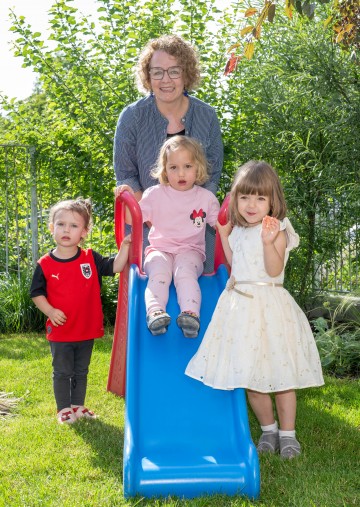 (v.l.n.r.): Familien-Landesrätin Christiane Teschl-Hofmeister mit den Kindern Paula, Florentina und Leonie